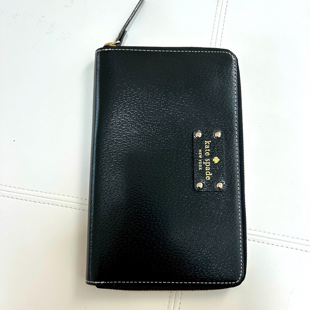 Kate Spade Black Textured Wristlet/Bifold wallet.
Very good condit. Never used